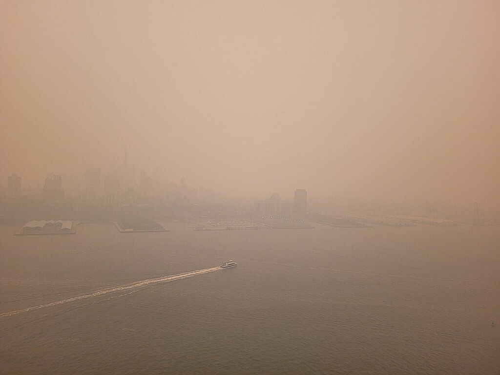 Smoke_from_canadian_wildfires_New_York_June_7_2023.jpg